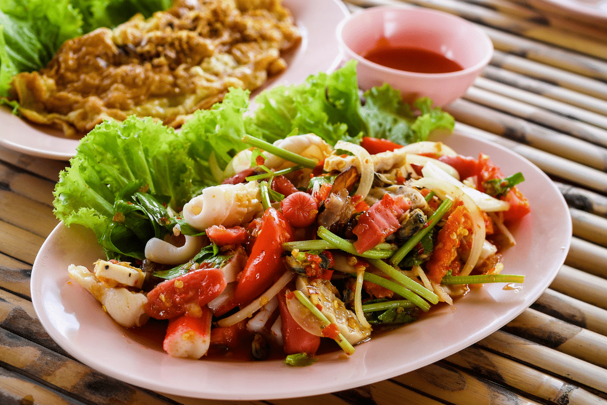 Salada tailandesa picante de tomate e kani um prato delicioso e refrescante muito saboroso