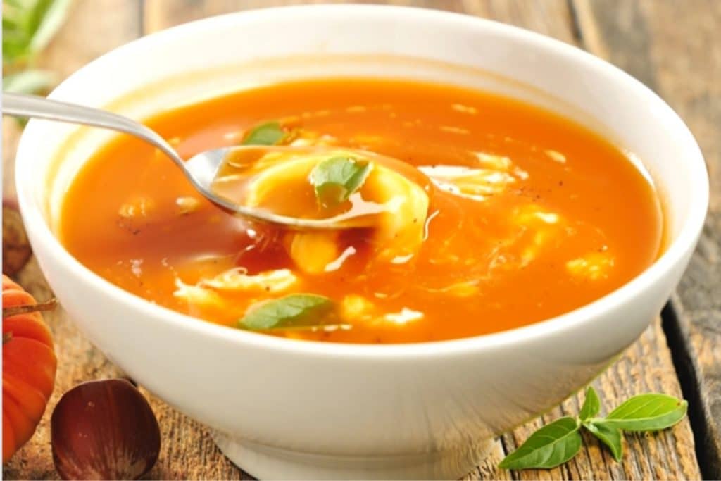 sopa de tomate com mussarela