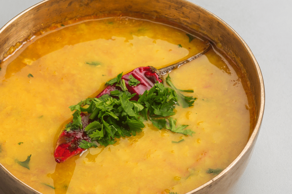 Toor dal com pimenta e ervas frescas uma mistura perfeita de sabores da Índia na sua mesa