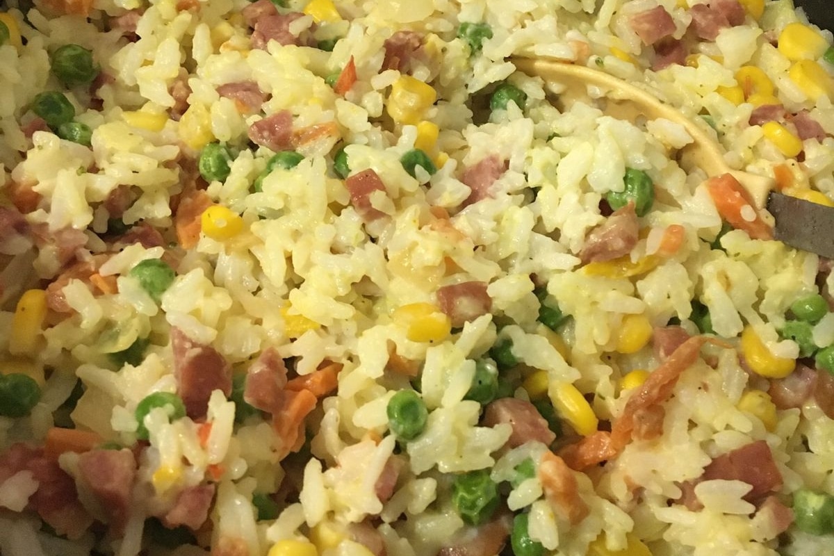 Arroz com milho ervilha e bacon