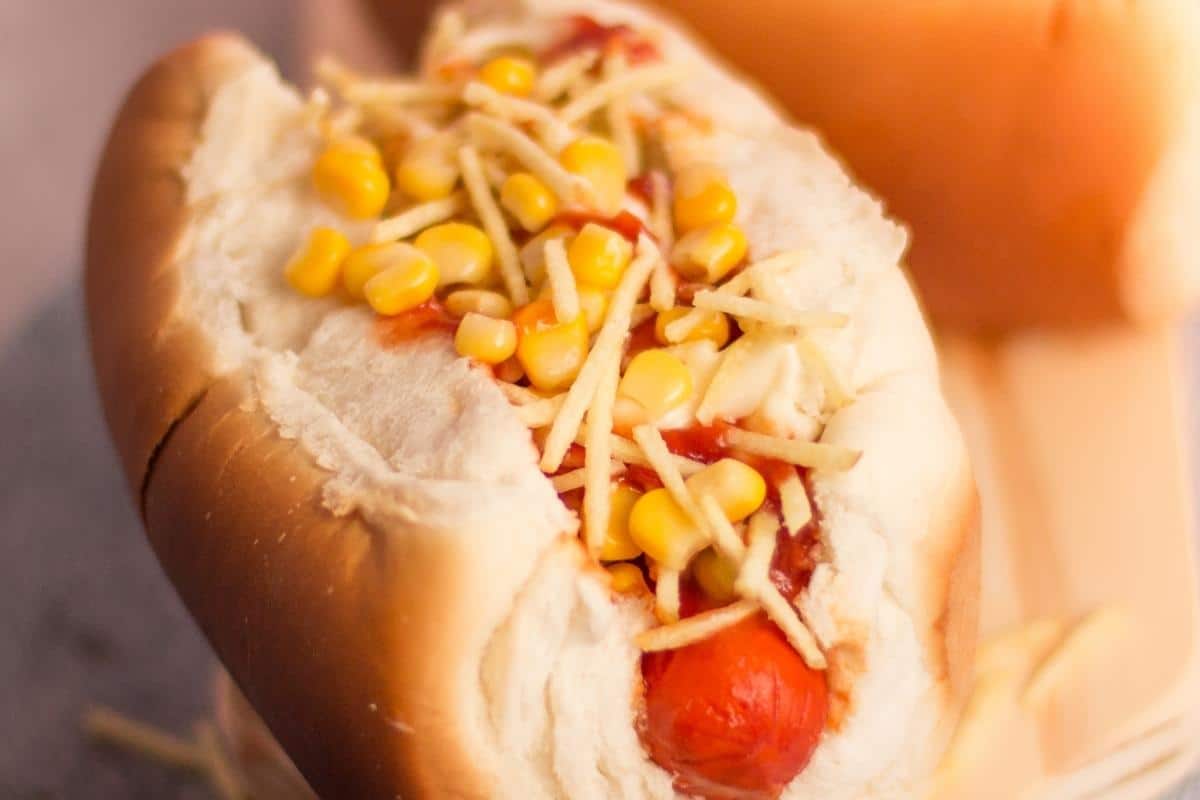 Hot dog de dar água na boca: descubra o sabor único do milho nessa receita brasileira o clássico hot dog com um toque brasileiro