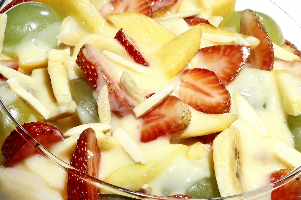 Salada de frutas com leite condensado