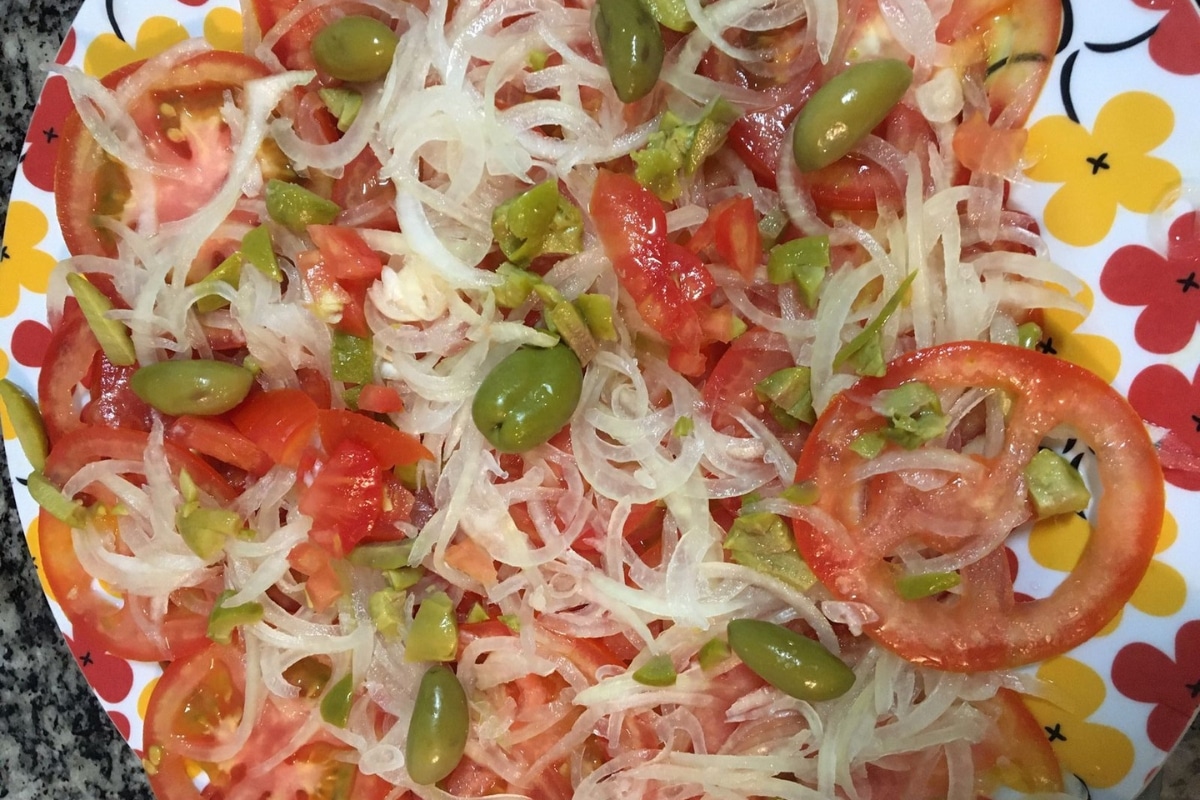 Salada de tomate cebola e azeitonas