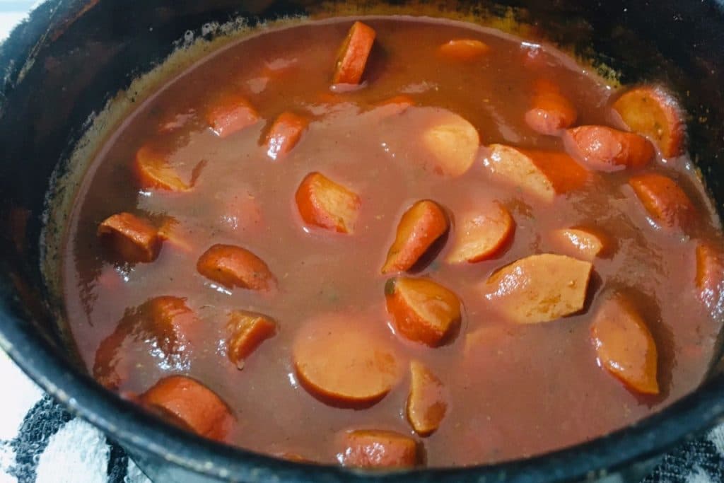 Salsicha picada ao molho de tomate