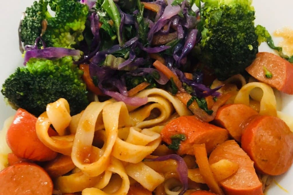 Macarrão com salsicha e vegetais uma opção rápida e deliciosa para o seu cardápio