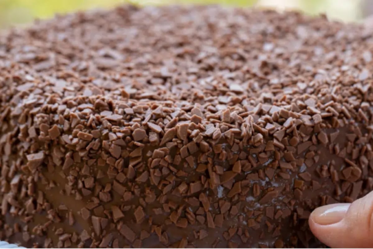 Aprenda a fazer um bolo de chocolate com cobertura de ganache para adoçar o seu dia