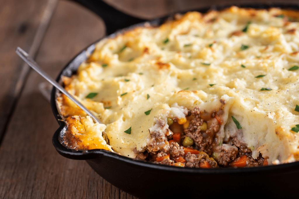 Escondidinho de purê de batata com manteiga e carne moída cremosa uma refeição completa