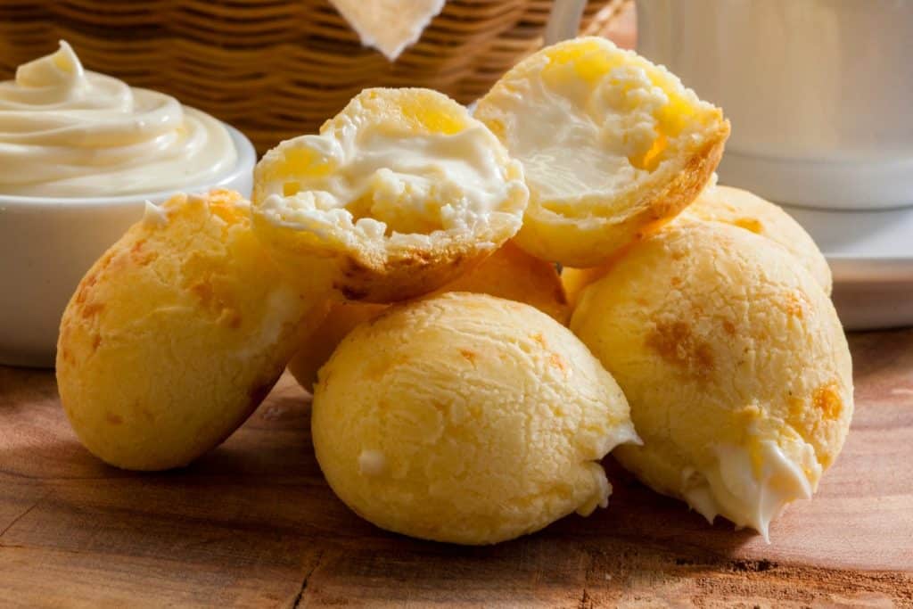 Pão de queijo com requeijão cremoso