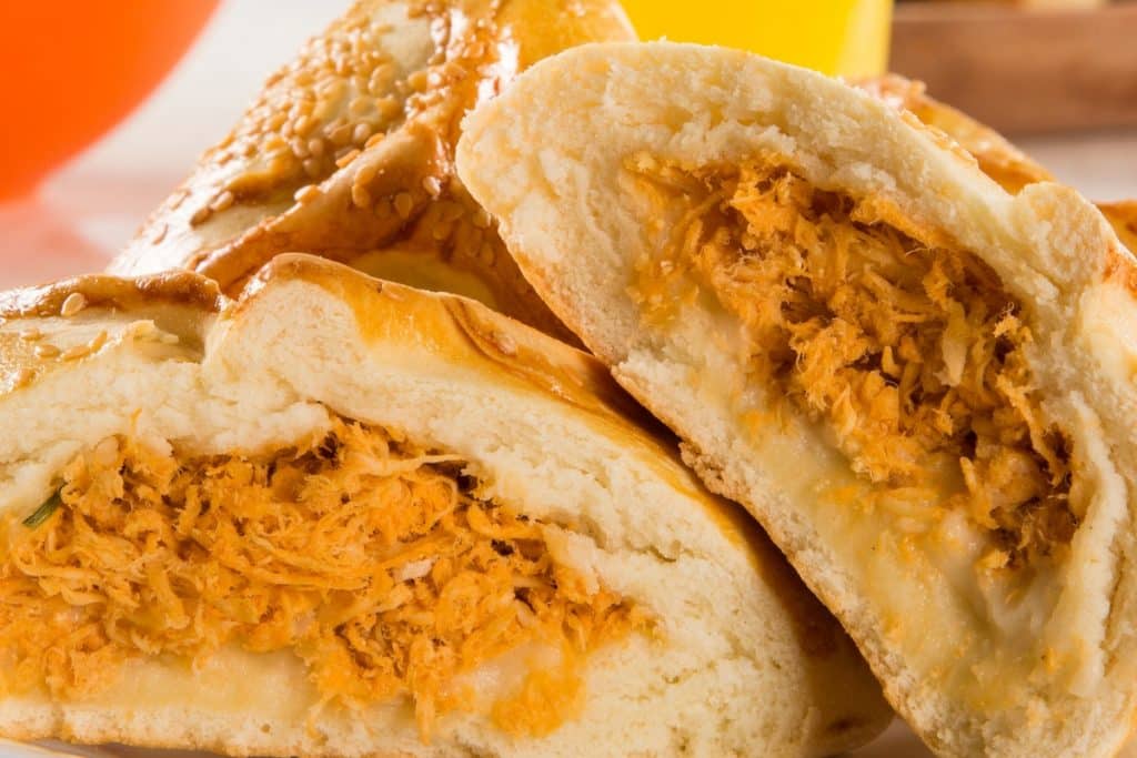 Lanche irresistível: pão recheado com frango delicioso