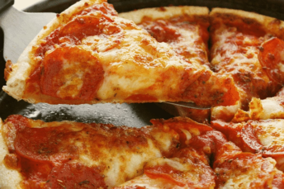 Delicie-se com uma pizza caseira de dar água na boca queijo pepperoni e muito amor em casa
