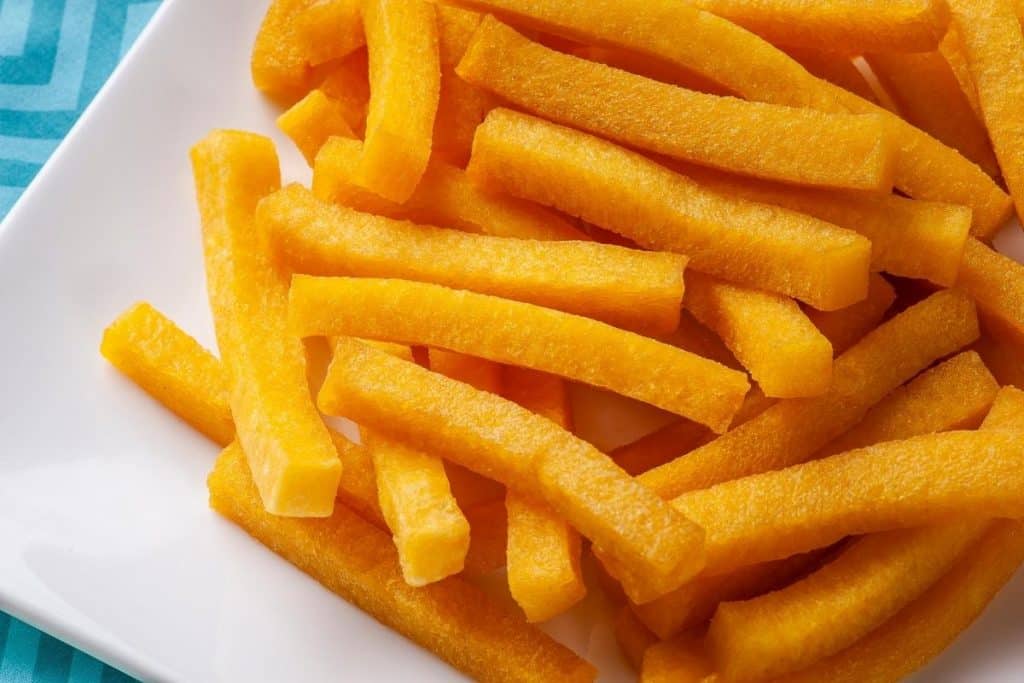 Polenta em tiras frita um acompanhamento irresistível para qualquer refeição