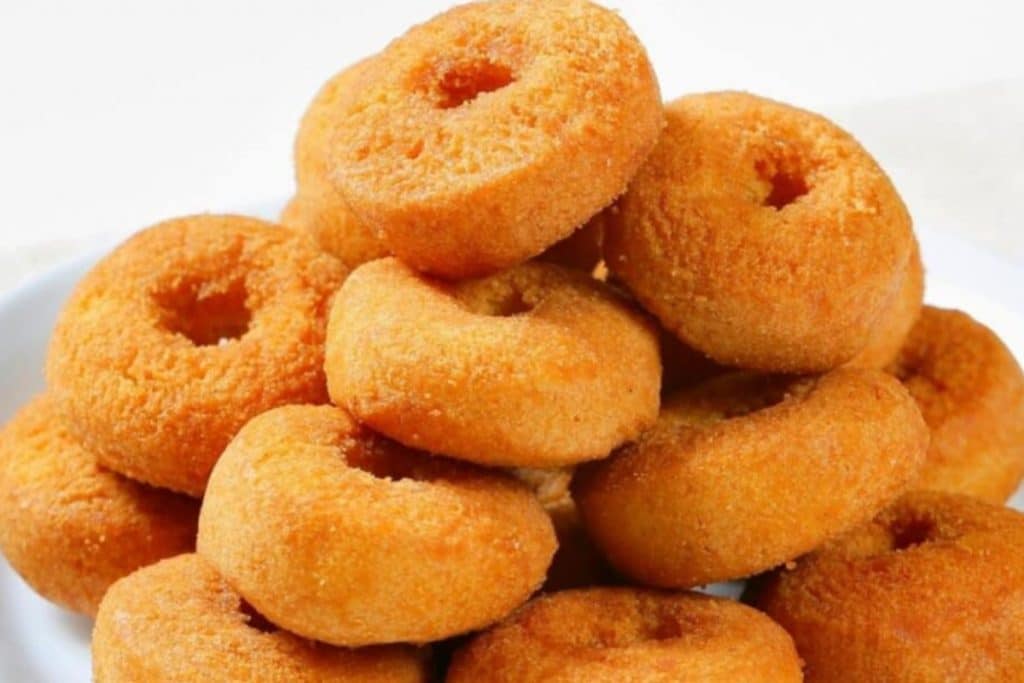 Roscas de queijo fritas uma opção irresistível para o café da tarde! Deliciosas roscas de queijo fritas o lanche perfeito para saborear