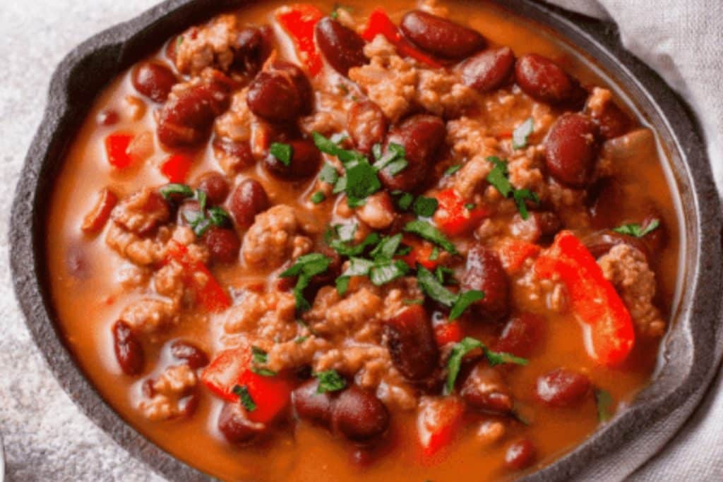 Sopa de feijão vermelho com carne moída e pimentão perfeito para aquecer o seu dia