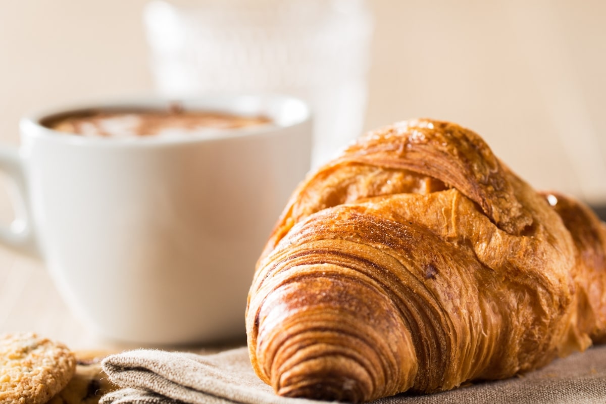 Café da manhã Francês com Cappuccino e croissant