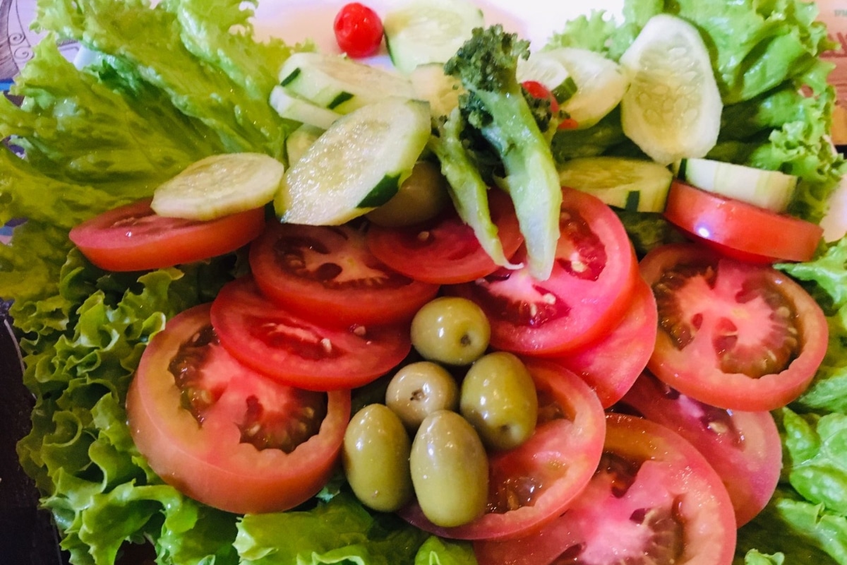 Salada de alface com pepinos e tomates