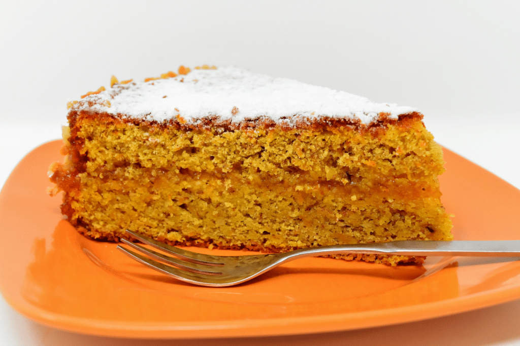 O bolo de cenoura é um clássico da culinária brasileira