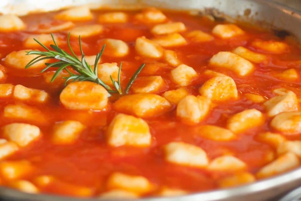 Nhoque de queijo com molho de tomate perfeito para um almoço em família