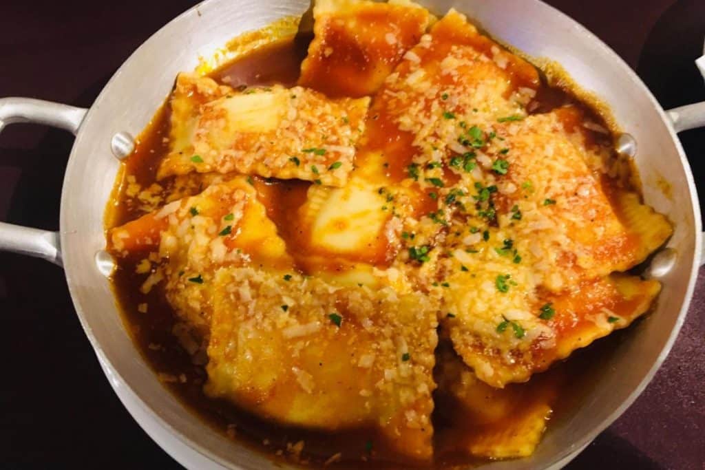 ravioli de queijo ao molho de tomate