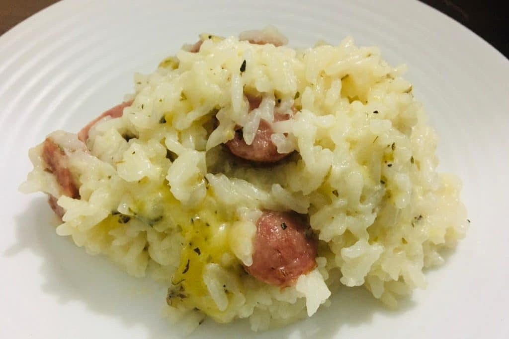 Risoto cremoso com linguiça fininha