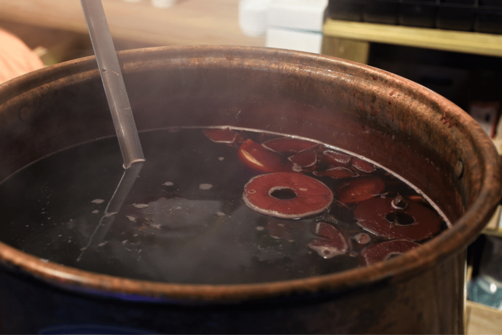 Vinho quente é simplesmente perfeito para uma noite fria para uma deliciosa festa julina