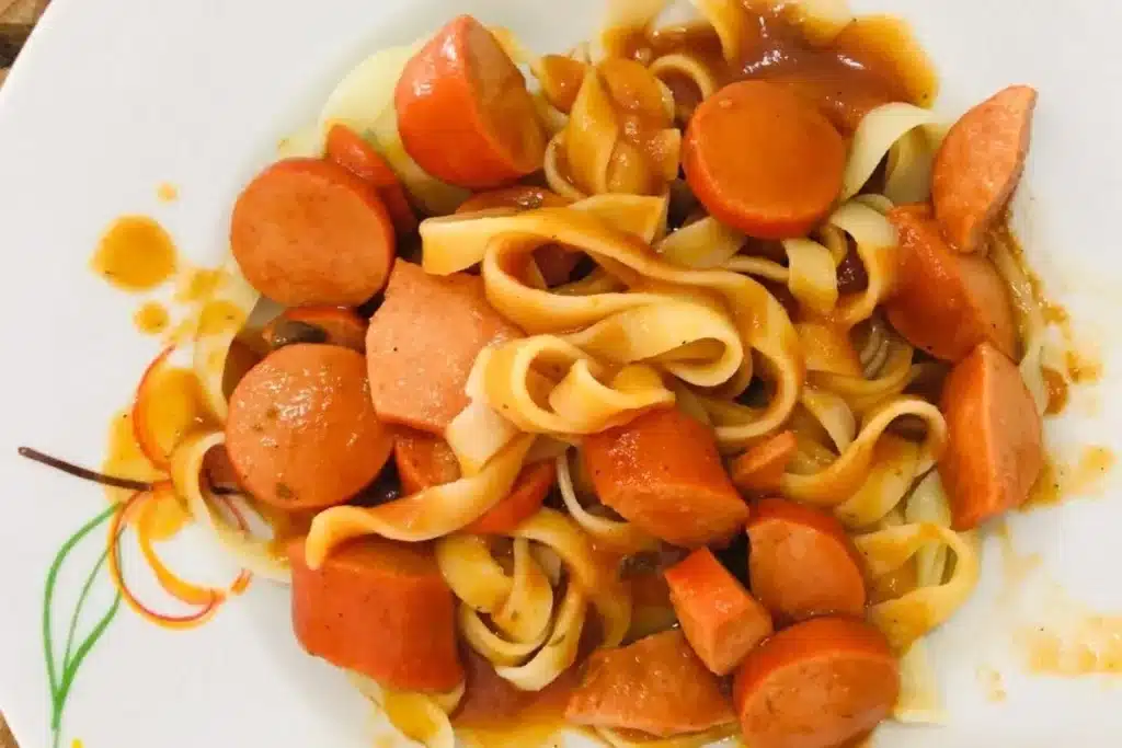 Fettuccine com salsicha