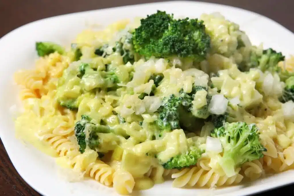 Macarrão com brócolis ao molho branco