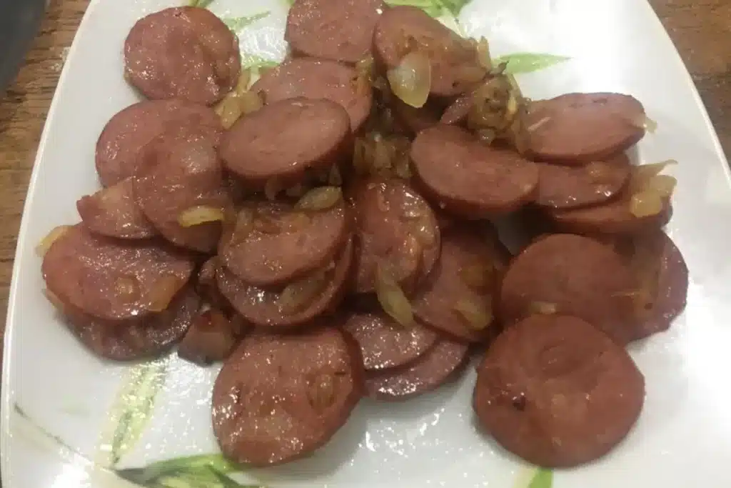 Porção de linguiça calabresa acebolada