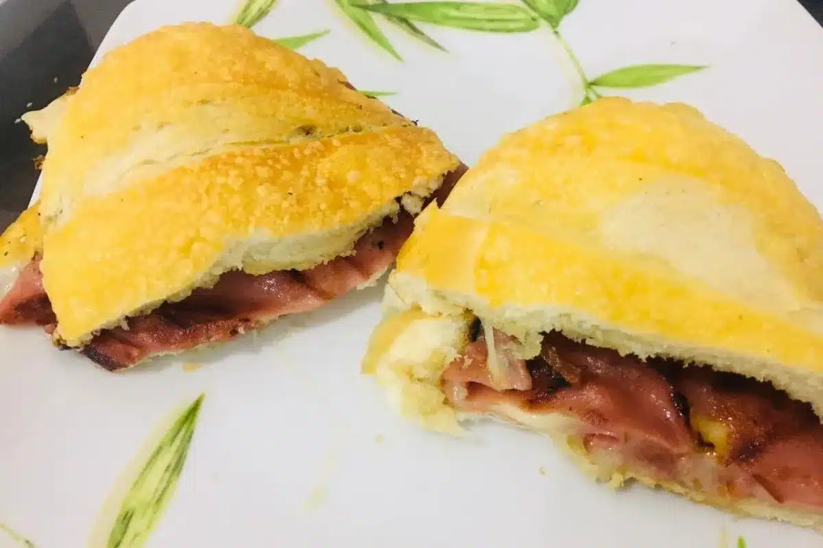 pão frances com mortadela e queijo