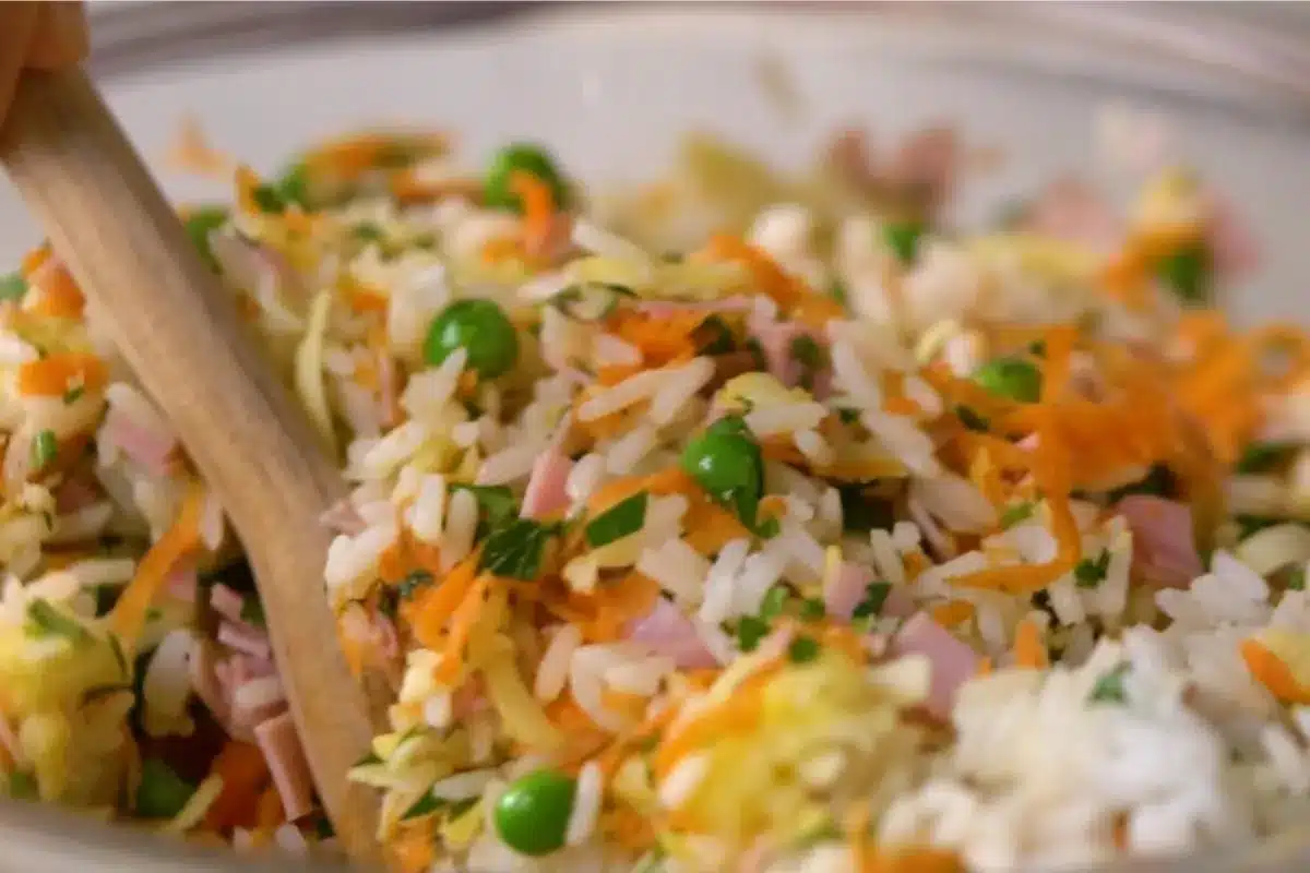 Arroz com cenoura picadinha e ervilha