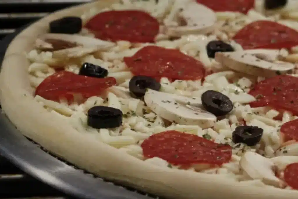 Pizza de peperoni com queijo