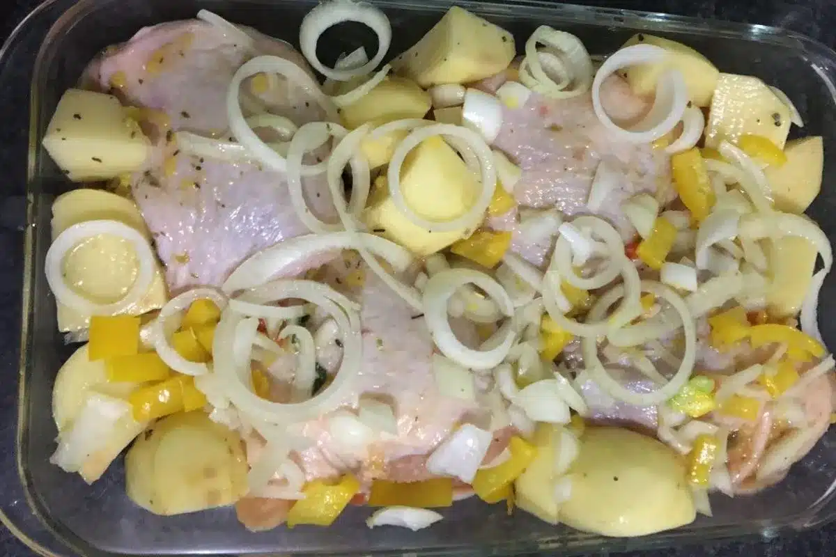 Sobrecoxa com batatas no forno