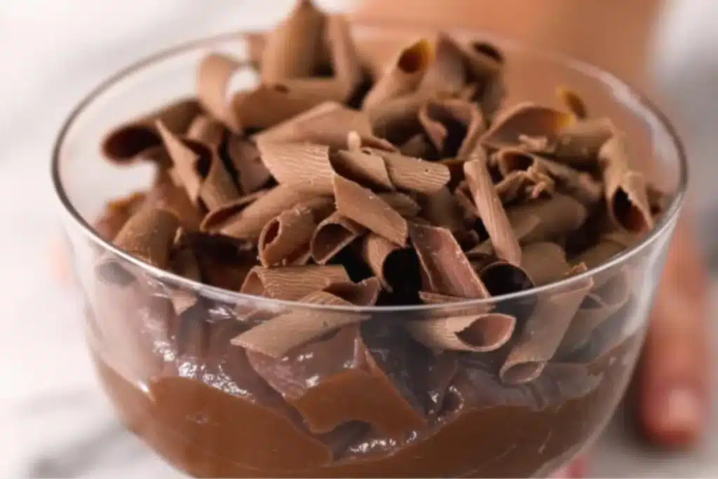 mousse com raspas de chocolate