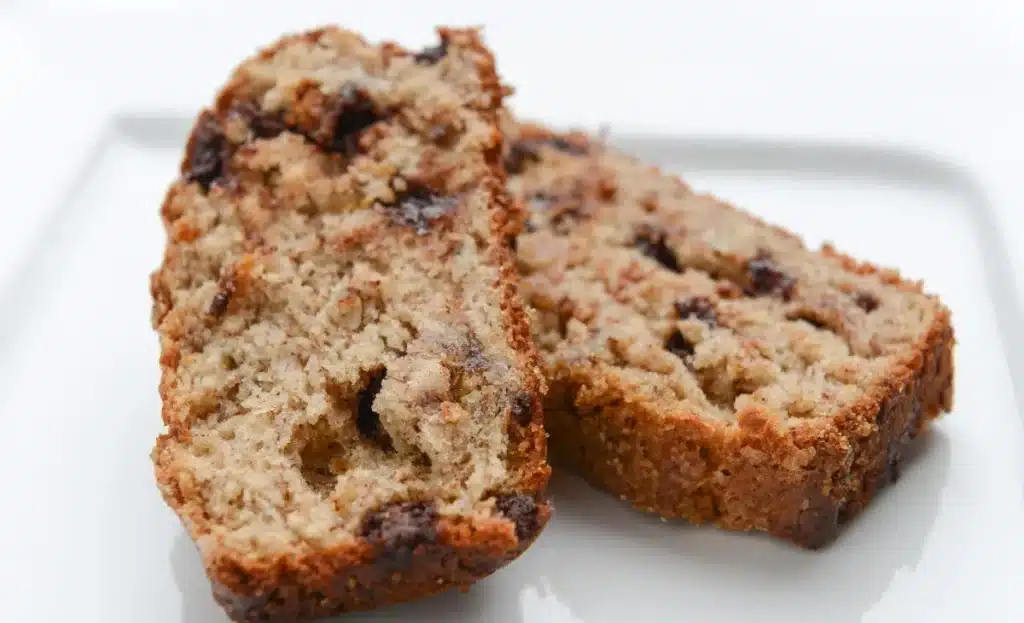 Bolo de banana com gotas de chocolate