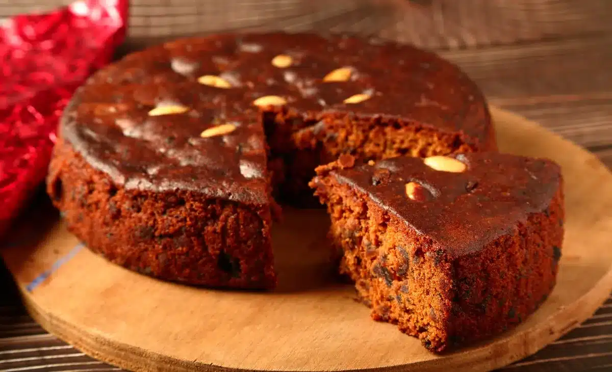 Bolo integral de chocolate com castanhas e gotas de chocolate