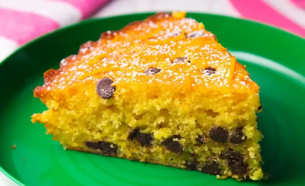 Bolo de laranja com gotas de chocolate