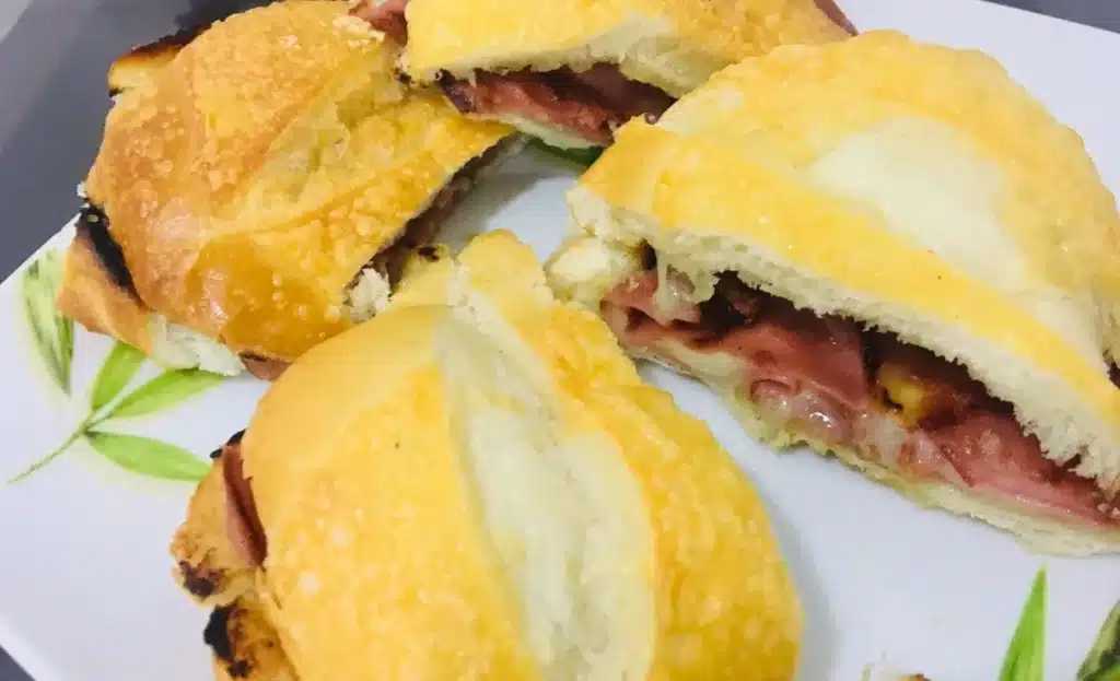 Pão francês assado com queijo e mortadela