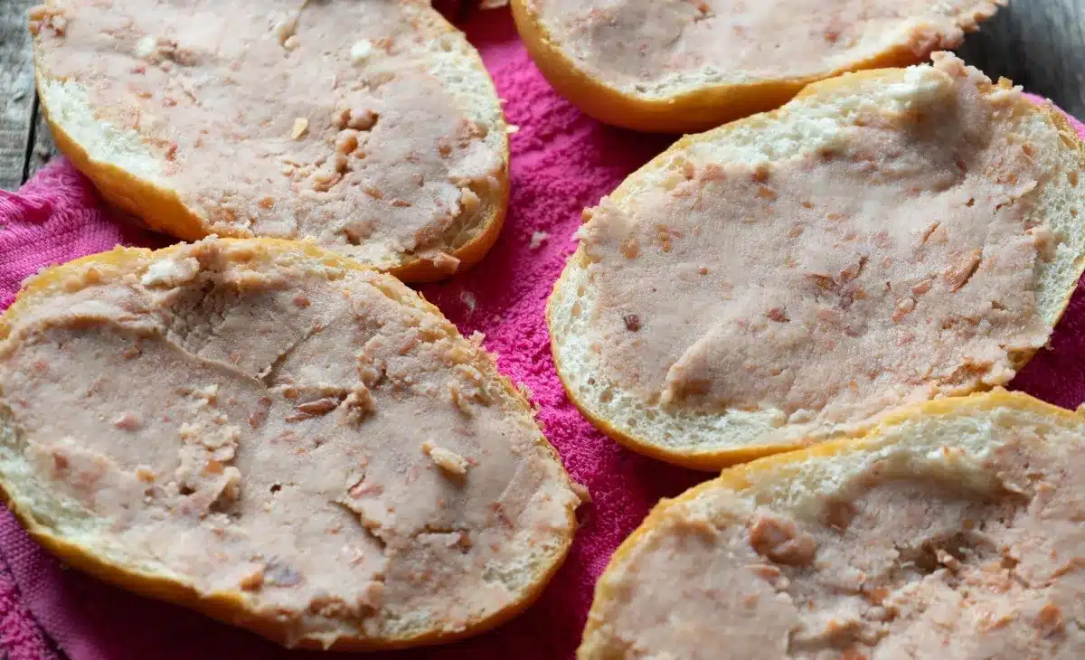 Pão francês com patê de atum