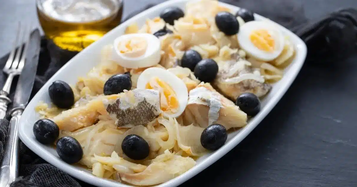 Bacalhau com Cebola Azeitonas Ovos e Azeite