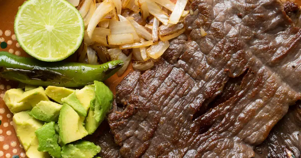 Carne seca mexicana com abacate picado