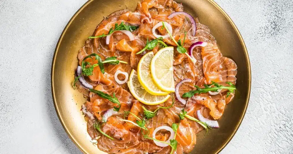 Carpaccio de salmão com limão