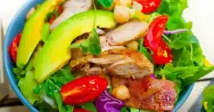 Salada de Frango e Abacate: Refrescante, Nutritiva e Pronta em Minutos!