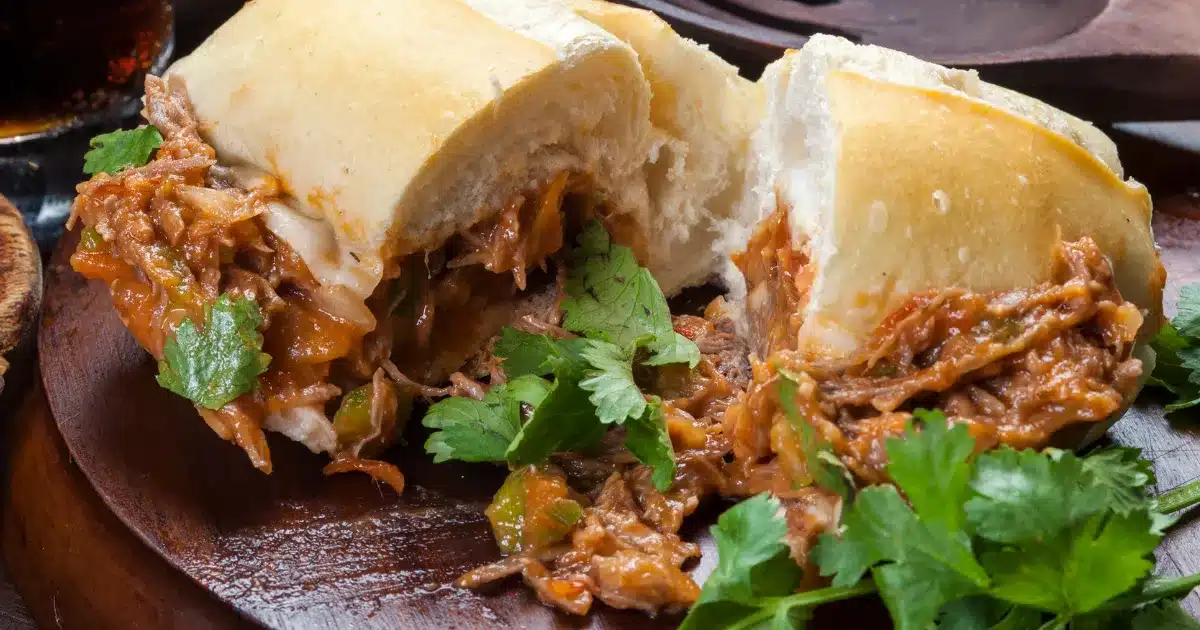 Sanduíche com carne desfiada no pão francês fica irresistível ...