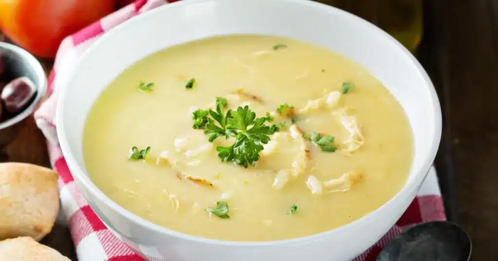 Sopa cremosa de frango com limão