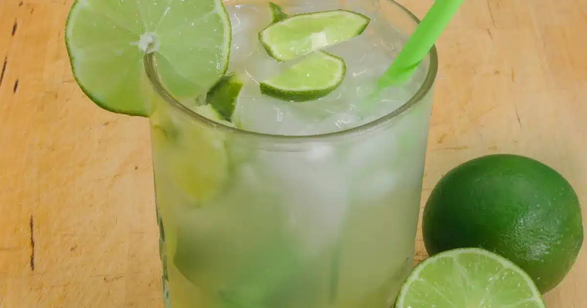 caipirinha de limão refrescante