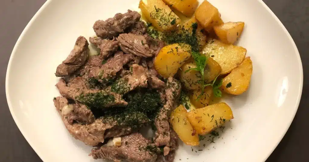 rosbife picado com batatas assadas