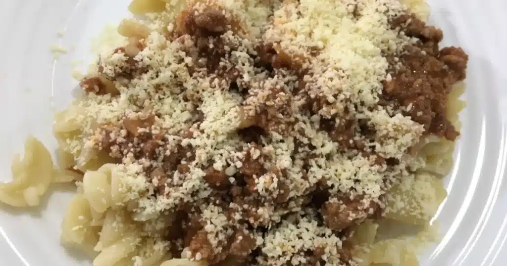 Macarrão com carne moída e queijo ralado