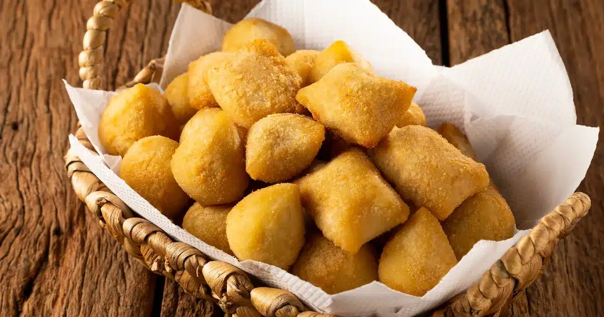 Salgados de risoles e coxinhas