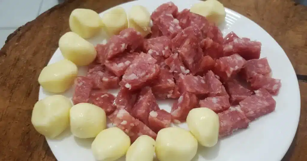 petisco salame com queijo