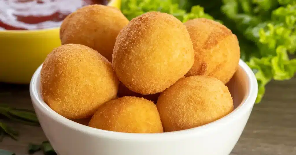 salgadinhos bolinhas de queijo