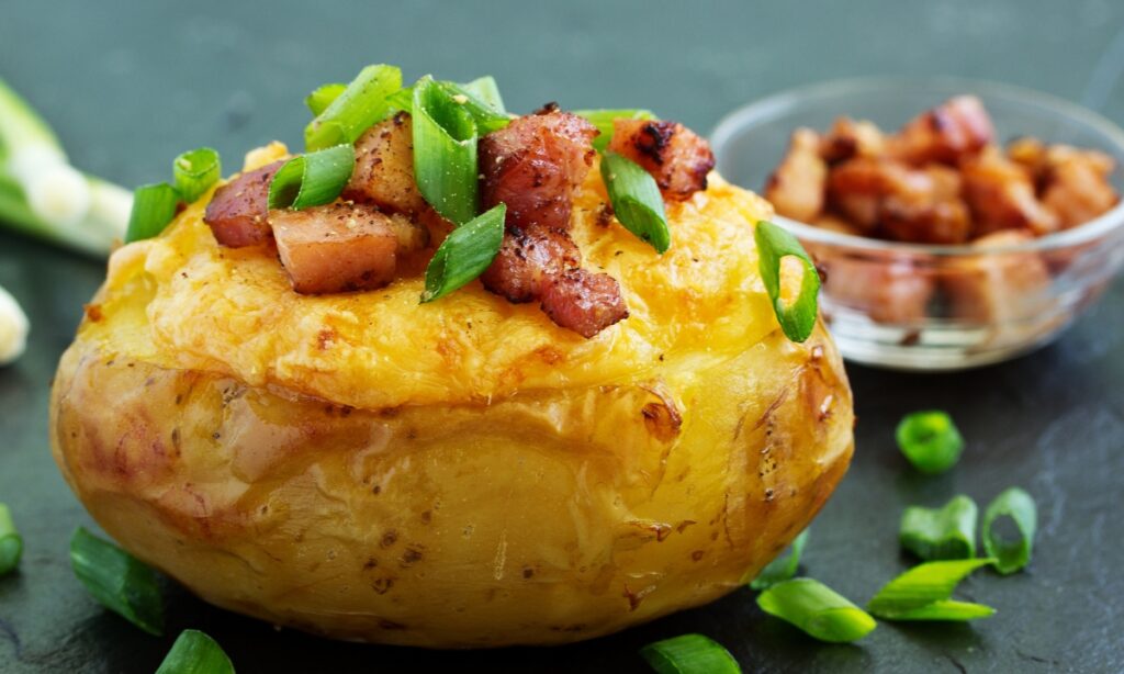 Batatas assadas recheadas com queijo e bacon